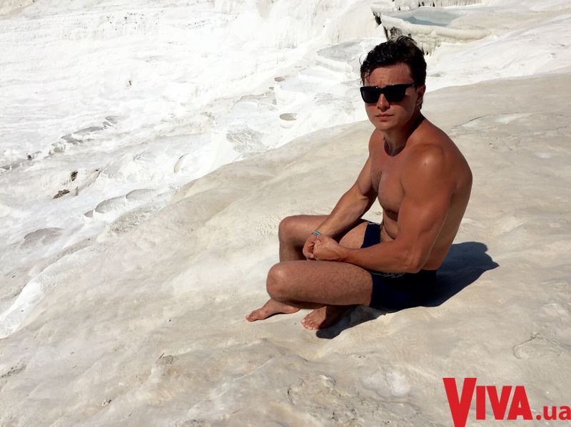 Звезда шоу Голос країни Влад Сытник отметил день рождения на побережье Анталии